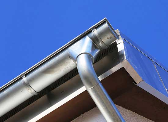 Installation de gouttières et évacuation des eaux